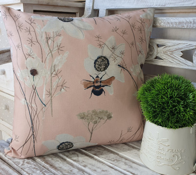 Kissenbezg SOFIA Rosa Blumen Floral Biene 45x45 cm Polyester Landhaus Kissenbezg SOFIA Rosa Blumen Floral Biene 45x45 cm Polyester Landhaus