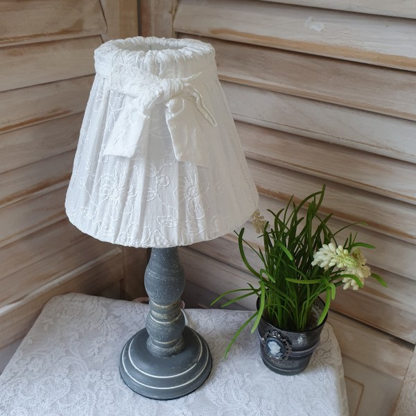 Tischlampe AMBER Offwhite Grau E27 Holz Stoff Landhaus bestickt